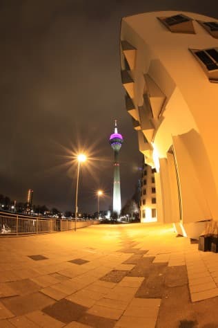 Rheinturm bei Nacht, gesehen vom Medienhafen