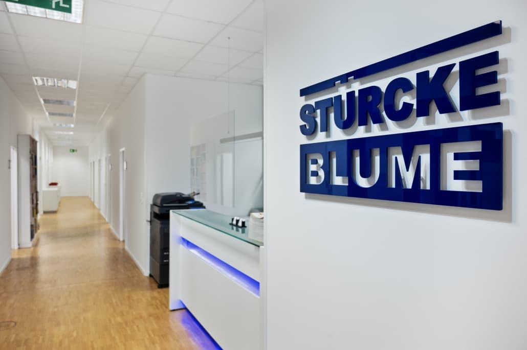 Empfang der Kanzlei mit dem Stürcke und Blume Schriftzug an der Wand