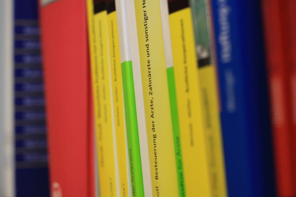Fachliteratur zur Besteuerung von Ärzten und Zahnärzten im Bücherregal